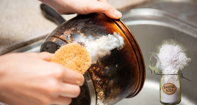 Clean Pot With baking Soda & Vinegar